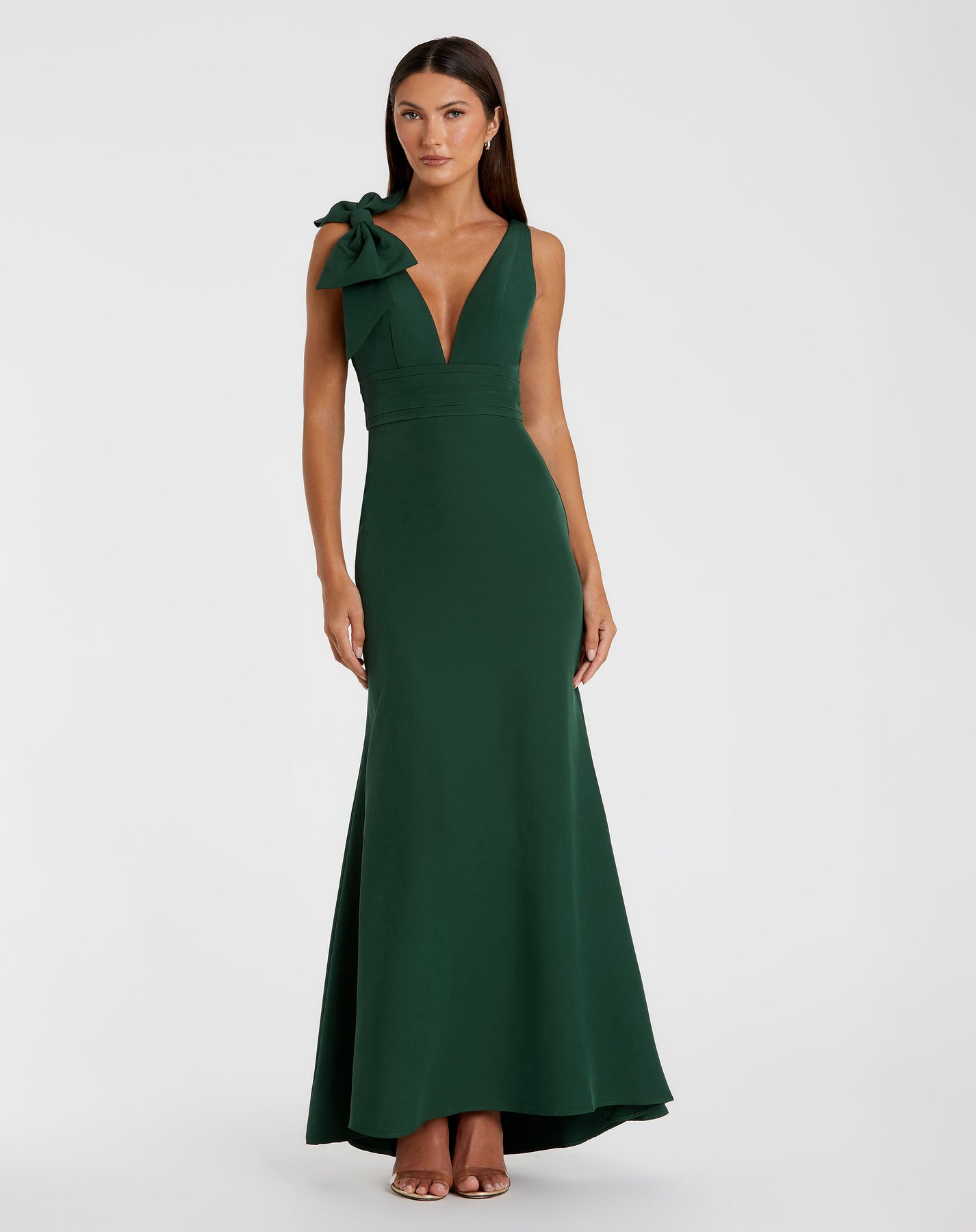 Mac Duggal - Green Sleeveless V Neck Bow Detail Mermaid Gown - US 14 Mac Duggal - Green Sleeveless V Neck Bow Detail Mermaid Gown - US 14